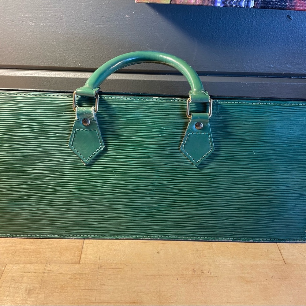 Louis Vuitton Vintage Epi Sac Triangle Bag! - Picture 7 of 15
